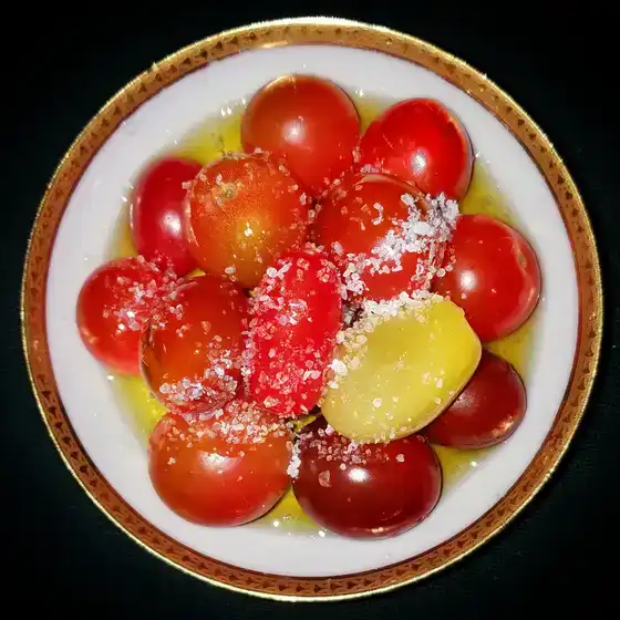 Tomates à l’huile d’olive et au sel de mer vues du dessus